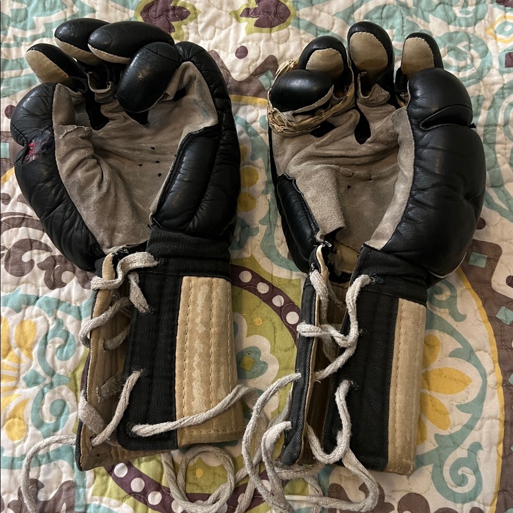 🔥BLACK PROFESSIONAL MMA GLOVES - Picture 2 of 4